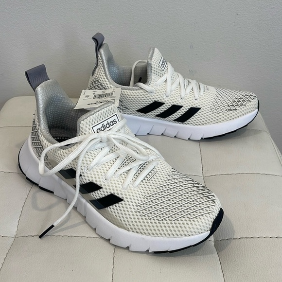 COPY - Adidas ASWEGO K Men's Black and White Trainers SIZE 4 (NWT) - Picture 1 of 4